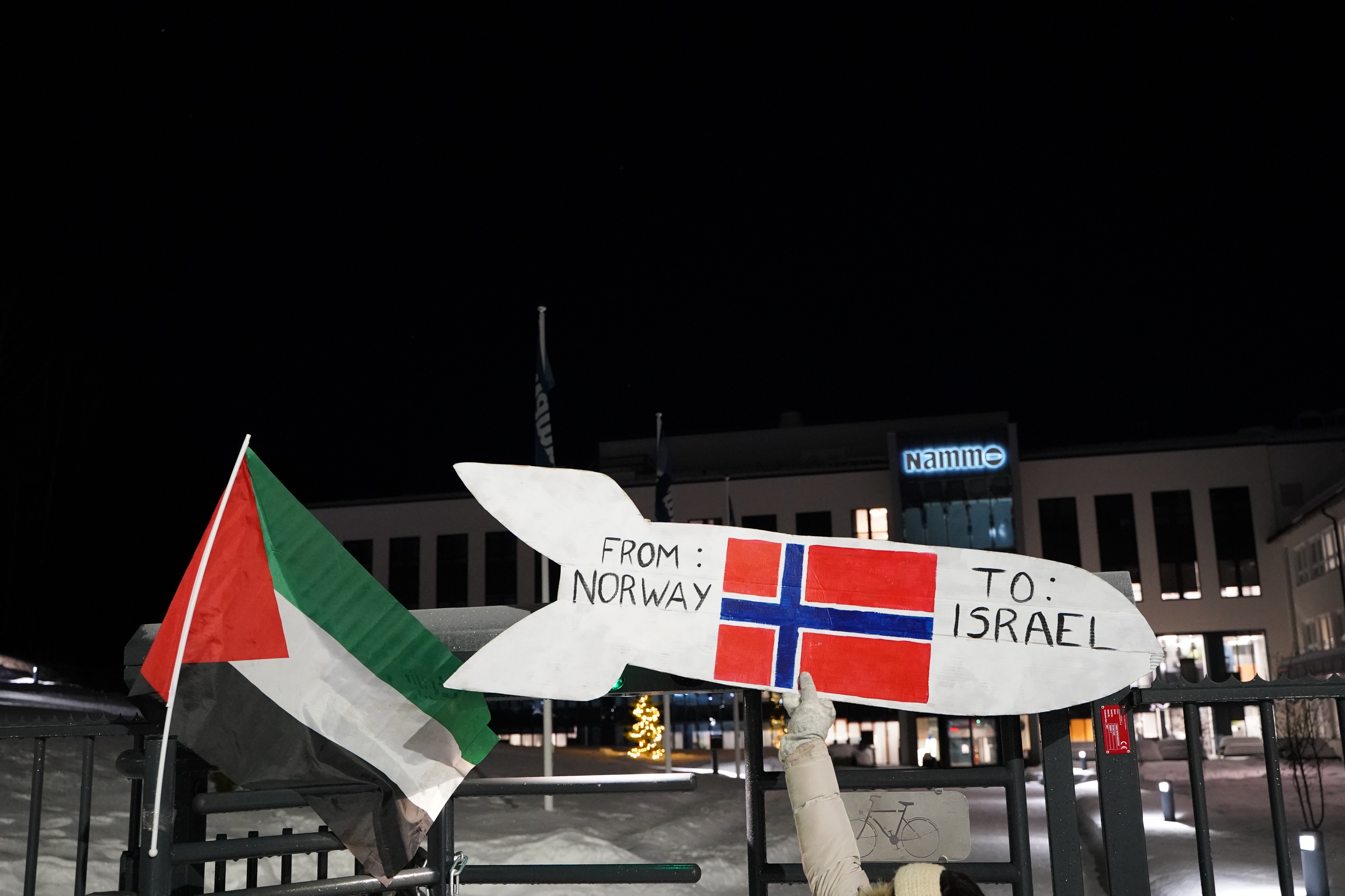 Plakat som viser norske raketter til Israel