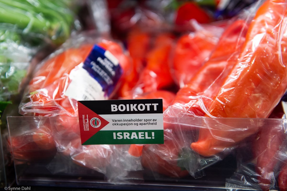 Boikott Israel-klistremerke oppå matvarer.
